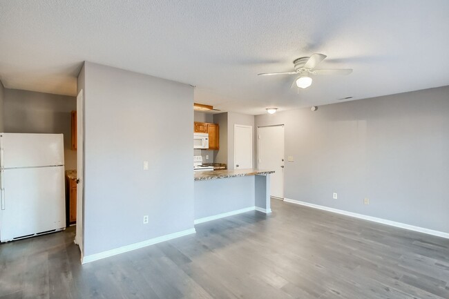 Building Photo - Two Bedroom Condo in Charlotte