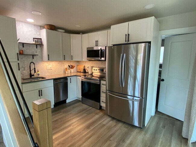 Building Photo - Charming 2-bed, 1-bath home in Sunnyside neighborhood, with private fenced backyard.