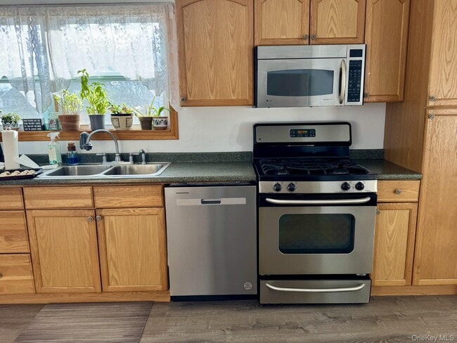 Building Photo - 601 Little East Neck Rd