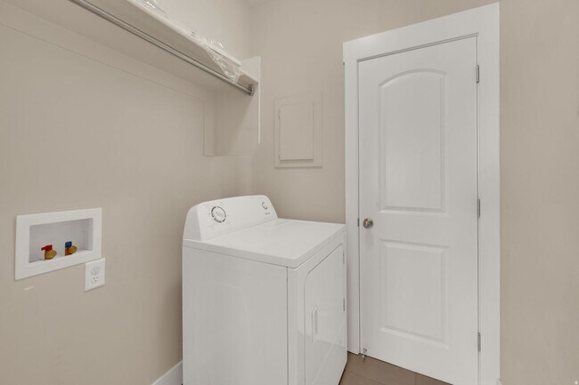 Building Photo - 1823 N Crest Rd