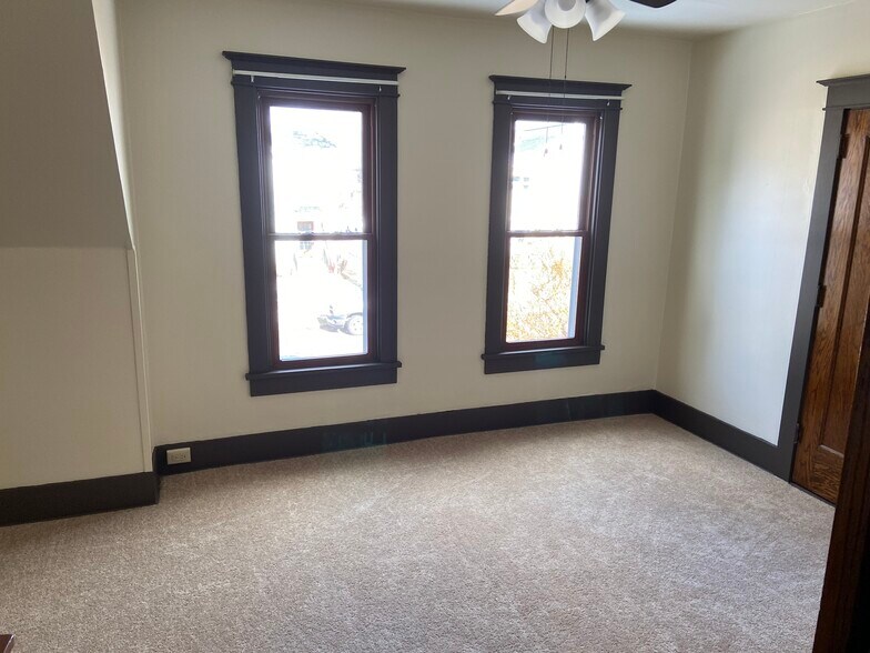 Larger bedroom - 1506 Mississippi St