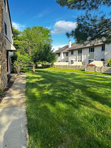 Building Photo - 107 Thoreau Dr