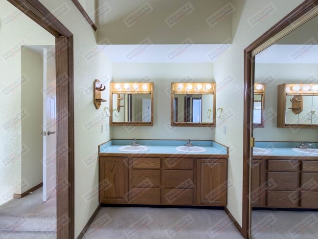 Building Photo - Main level living!