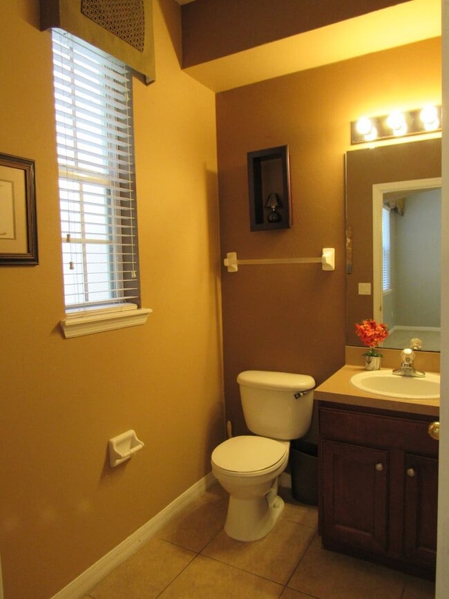 Building Photo - Beautiful 3-Bedroom Townhome with Resort-S...