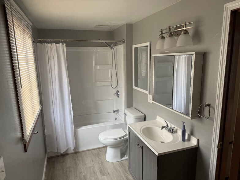 Full Bath - 1170 Bernath Pky