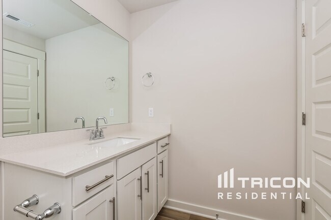 Building Photo - 350 Park Glen Dr