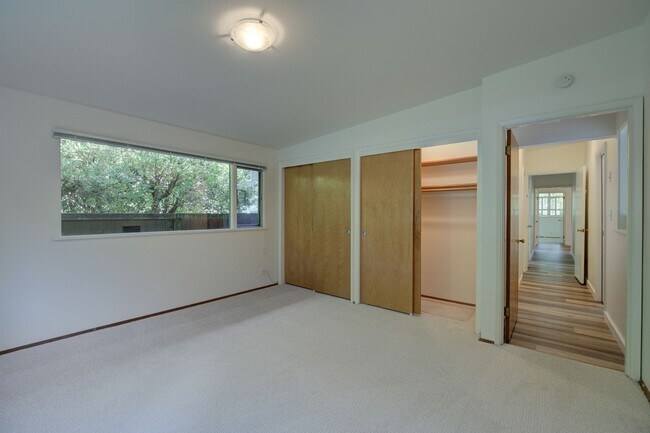 Building Photo - 4Bd/1.75Ba Seattle House