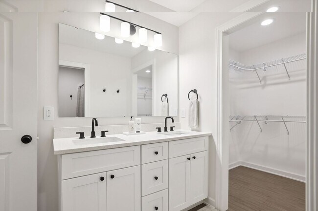 Building Photo - 3 Bedroom Townhome