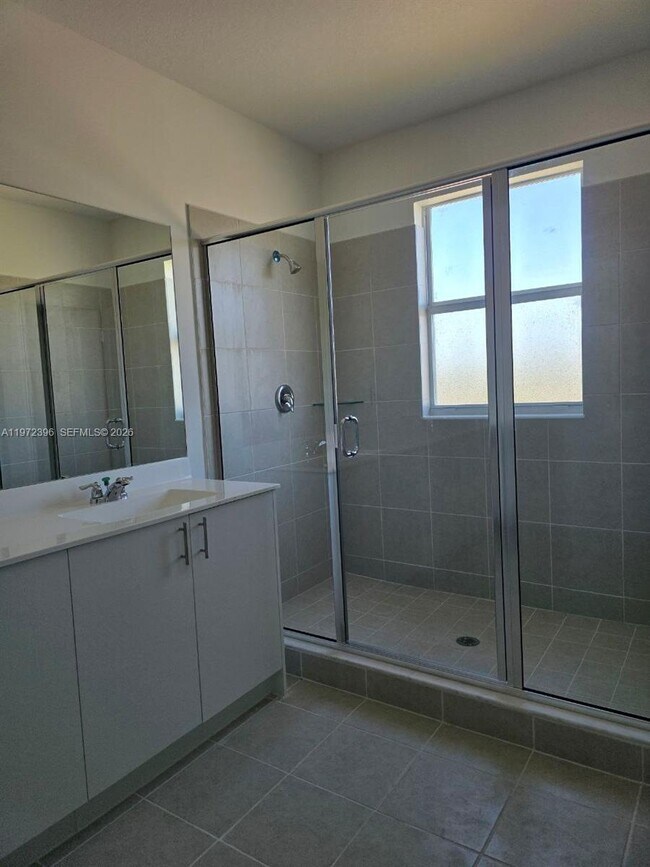 Building Photo - 2741 SE 24th Ct