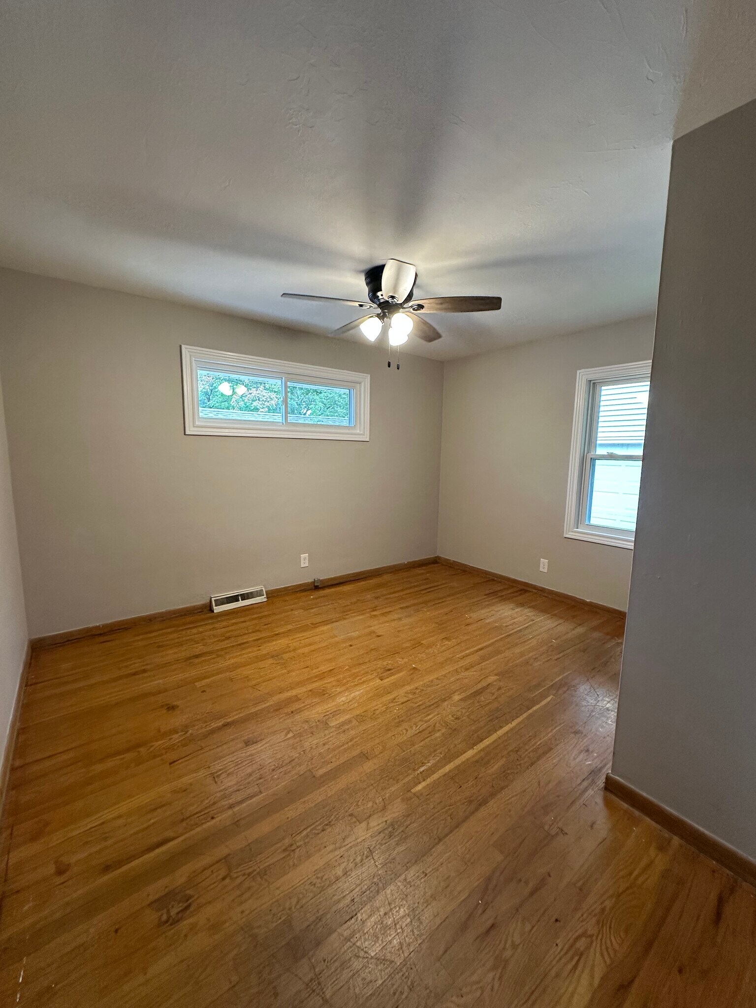 Primary Bedroom w/Closet - 6036 Urbandale Ave