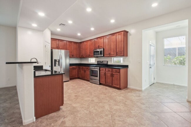 Building Photo - 4 Bedroom single family home in Phoenix