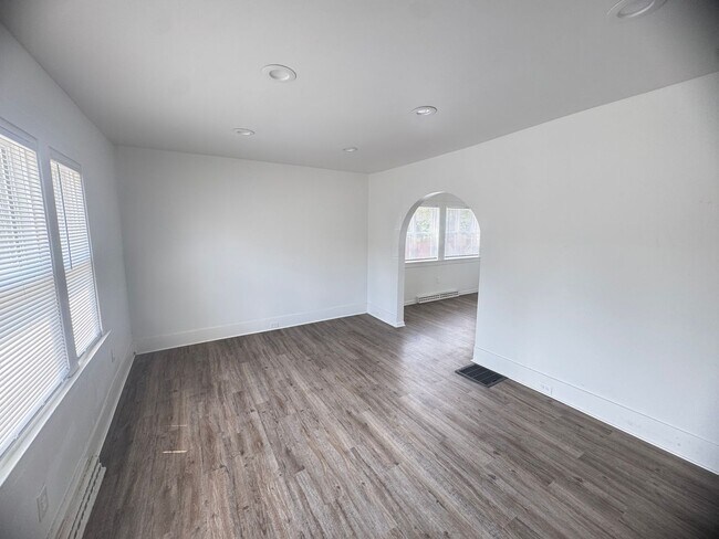Building Photo - Adorable 3 bedroom home with central air a...