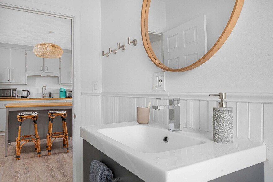 Building Photo - 136 Main St