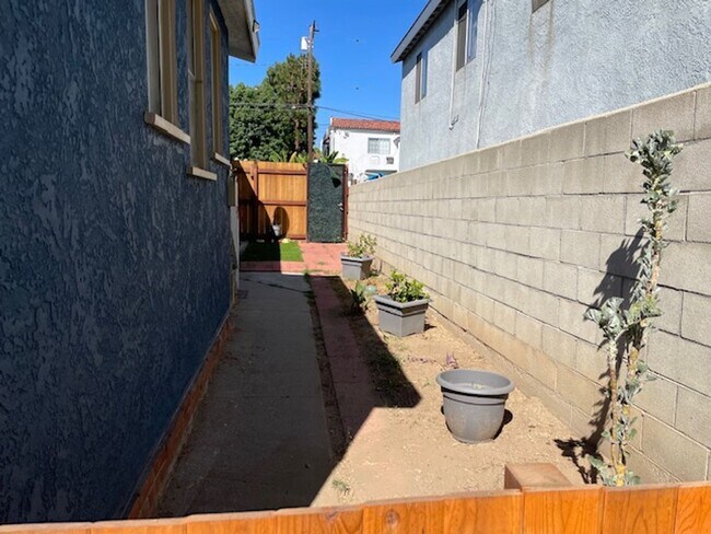 Building Photo - 792 Terminio Ave Long Beach CA 90804