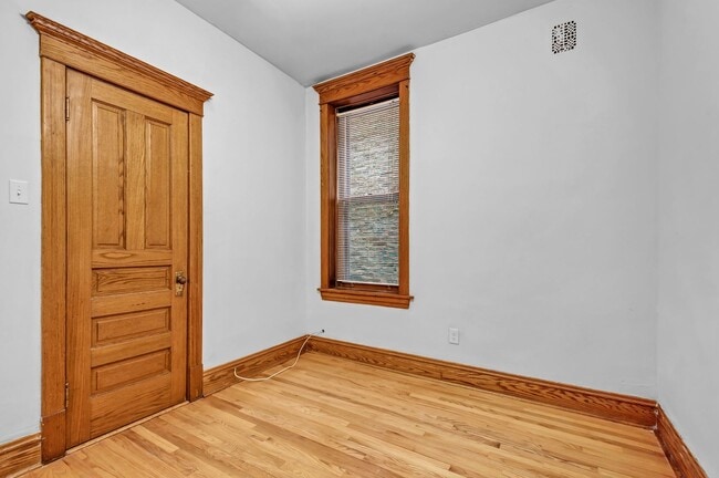 Building Photo - 1415 W Belle Plaine Ave