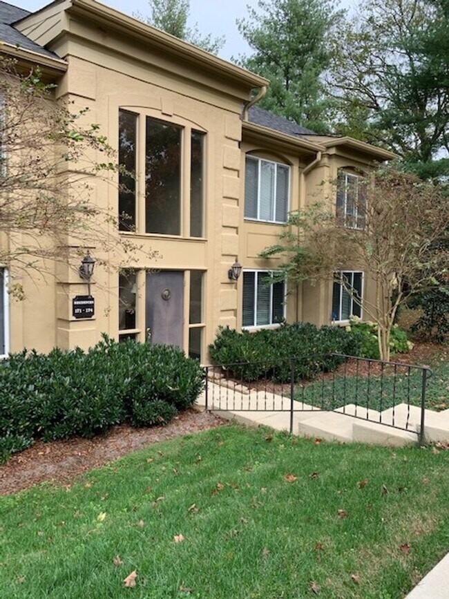 Building Photo - Charming Move-In Ready 1BR/1BA Condo in West Nashville – Lion’s Head Community