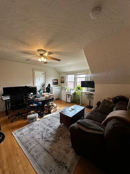 Primary Photo - 1700 E Chateau Pl