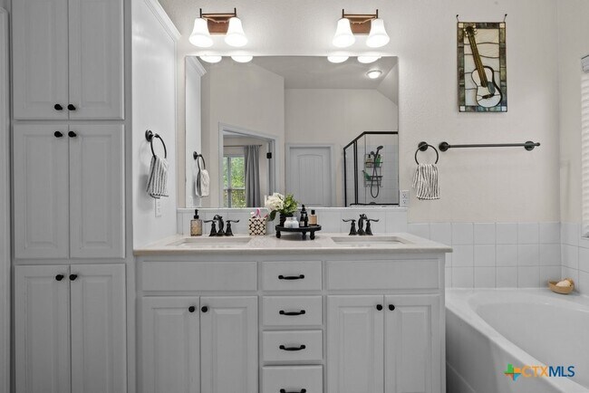 Building Photo - 2402 Twin Ridge Ct
