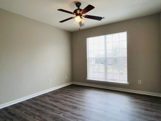 Building Photo - Northgate district! 4 bed/2.5 full bath, newly renovated, large lot, approx 2500 sqft, 2 car gara...