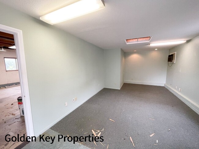 Building Photo - Charming farmhouse available in rural Vist...