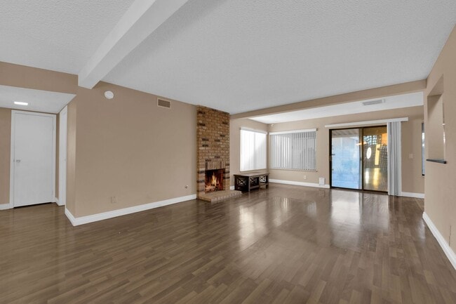 Building Photo - Beautiful 4 bed/ 3 bath POOL Home For Rent