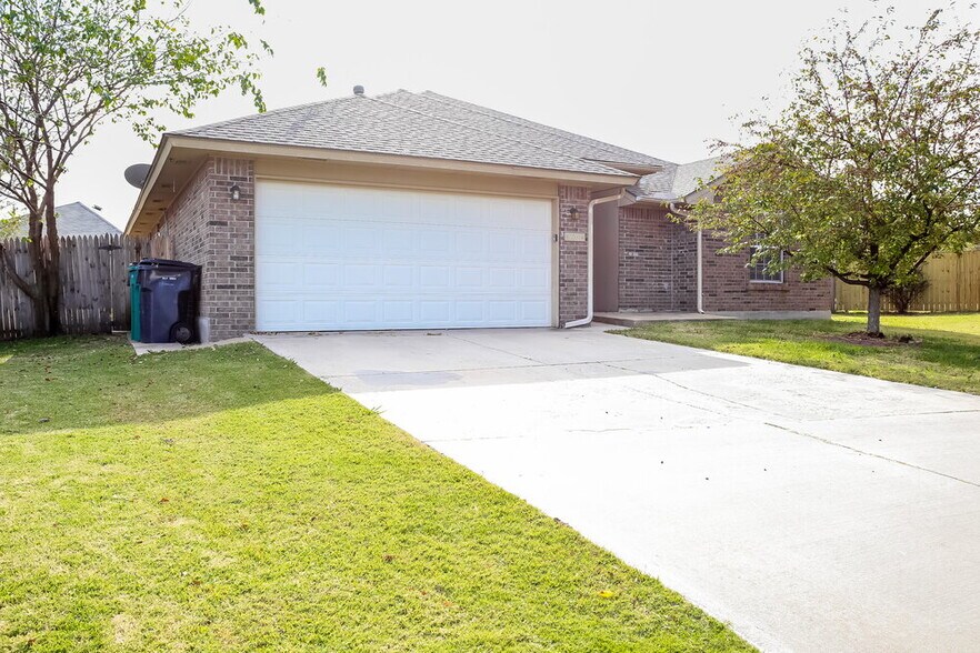Building Photo - 6004 SE 82nd Cir