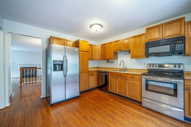Building Photo - Three-level end unit townhome!
