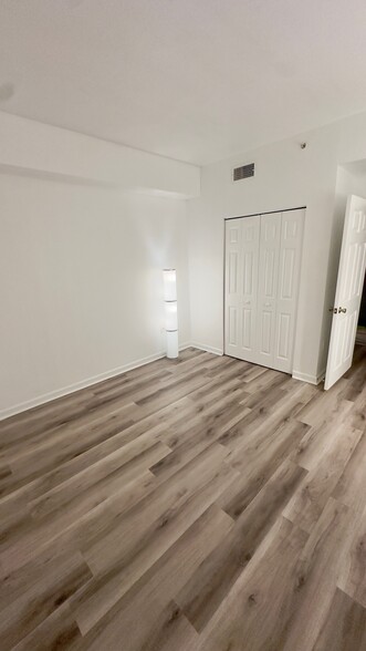 Building Photo - 405 S Villa San Marco Dr