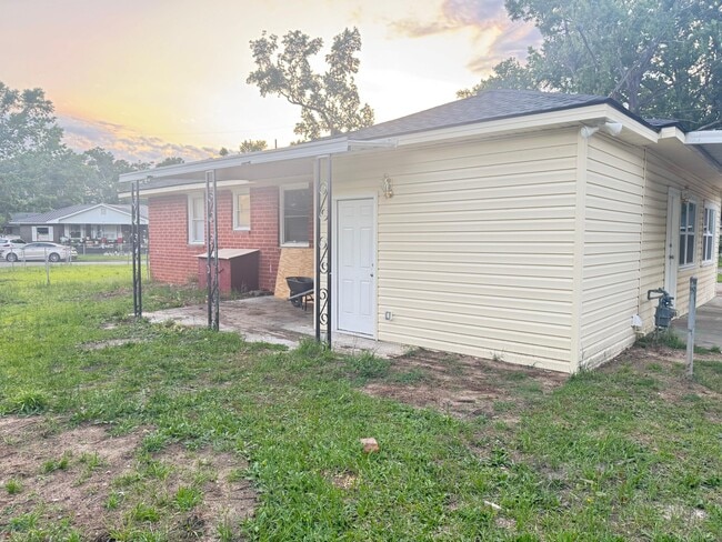 Building Photo - 1526 Dade St