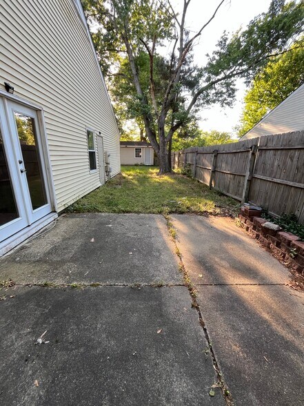 Building Photo - 820 Pine View Ln