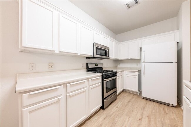 Building Photo - 1018 Balanced Rock Pl