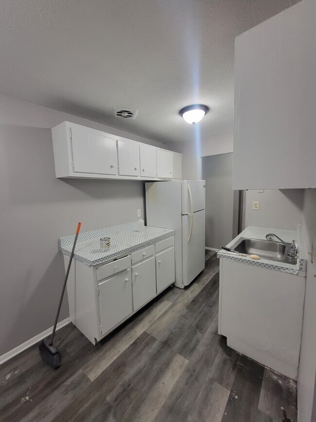 Building Photo - 14835 Euclid Ave