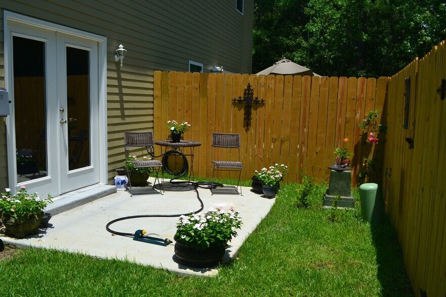Building Photo - 12318 Village Maison Dr