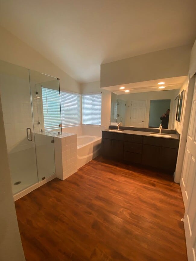 Building Photo - Located in a great neighborhood 4Bdm 3Ba H...