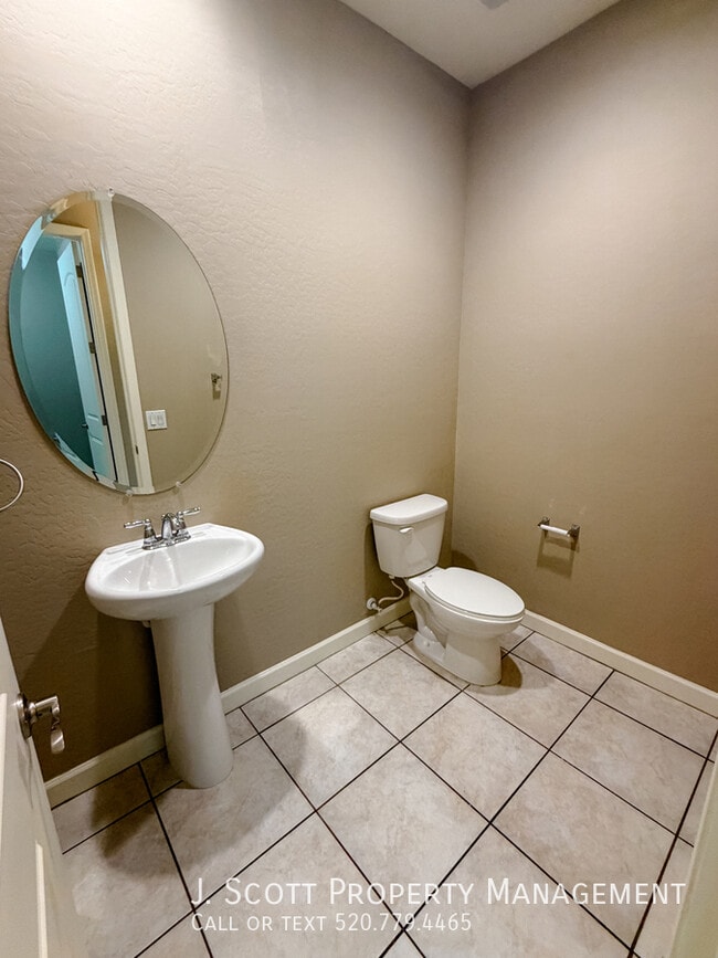 Building Photo - 9411 W Oregon Ave