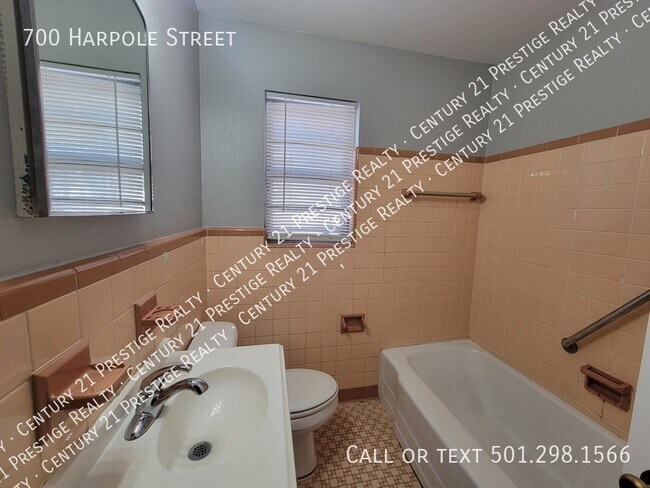 Building Photo - 700 Harpole St