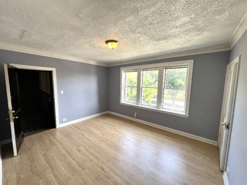 Building Photo - 915 W 95th St