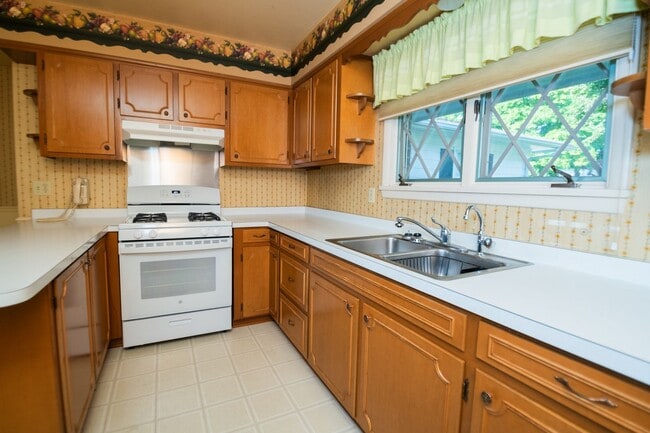 Building Photo - 3 bed 2 bath home in Valparaiso