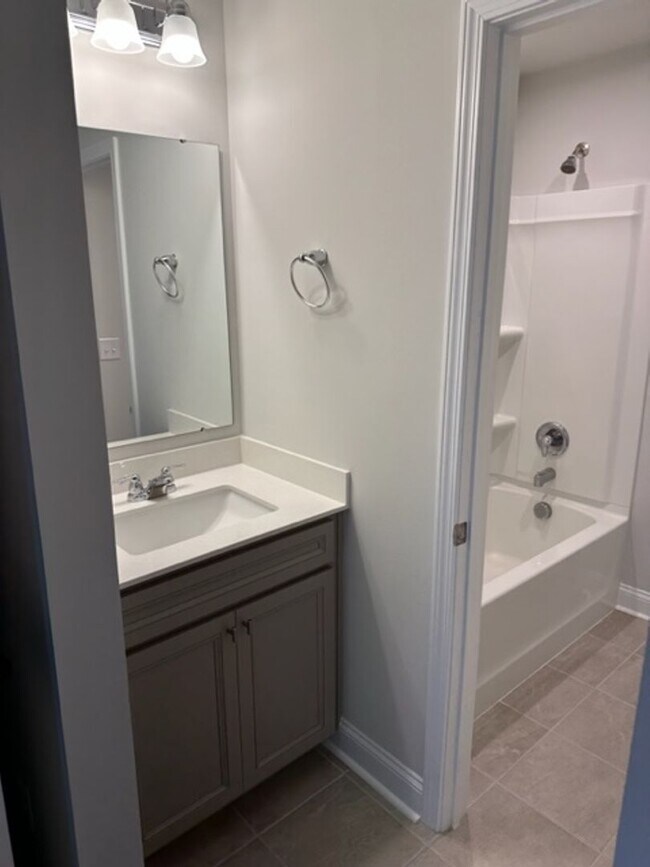 Building Photo - 5 Bedroom / 4 Bathroom House at Malind Bluff