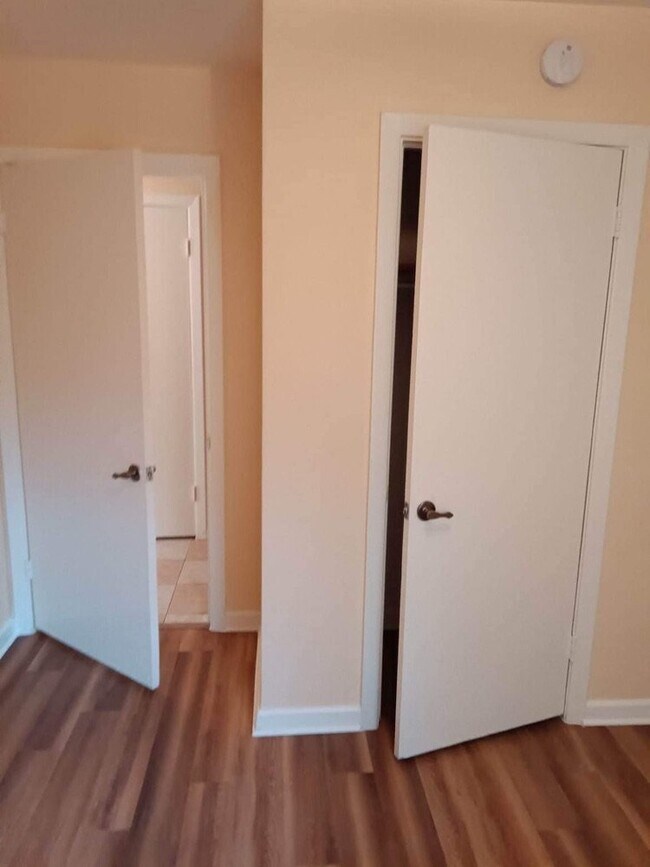 Building Photo - Convenient Cedar Hills Living Near Shopping & Major Roads