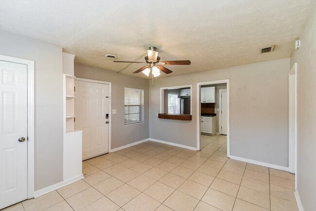 Building Photo - 7909 Caxton Cir W