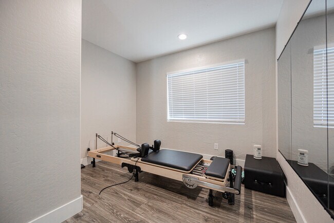 Building Photo - 904 S Dolphin Dr
