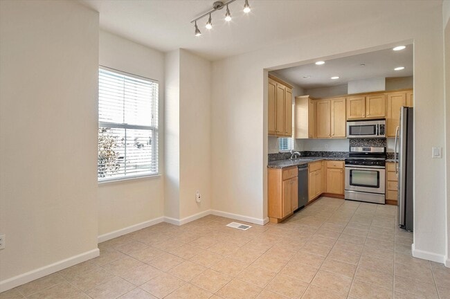 Building Photo - 581 Bridgeport Terrace