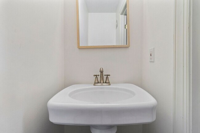 Building Photo - 552 Savannah Hwy