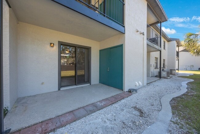 Building Photo - Newly Renovated 2 bedroom 2 bath within wa...