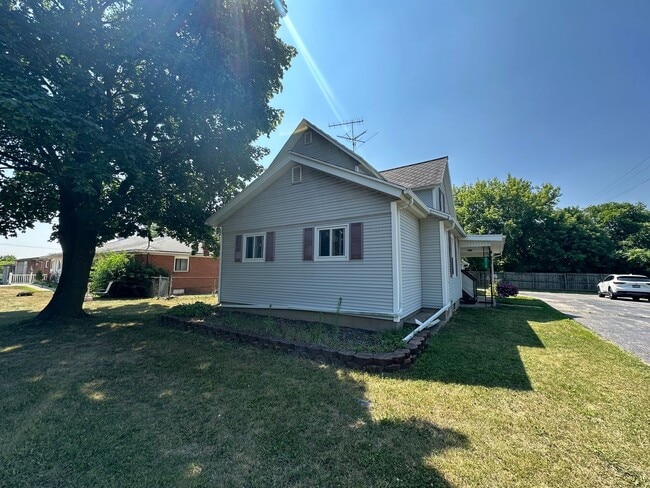 Building Photo - Two Bedroom Upper Unit!