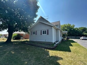 Building Photo - One Bedroom Upper Unit!