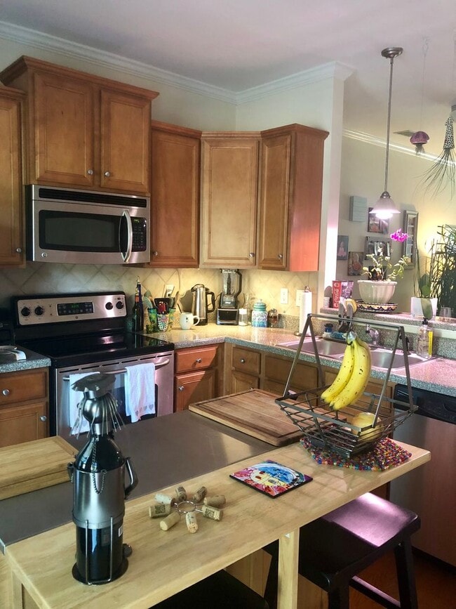 Building Photo - Whitehall Village condo with Flexible move-in