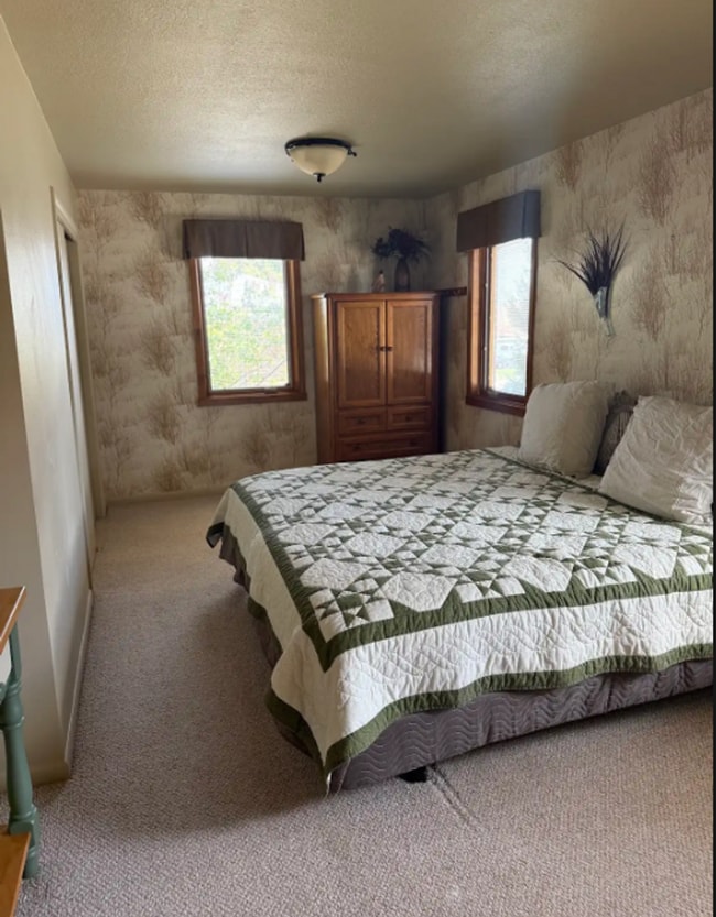 Building Photo - Beautiful 3 Bed, 2 Bath Stand-Alone Home | Furnished or Unfurnished Options