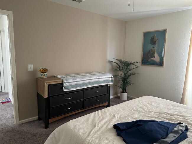 Building Photo - Fully Furnished Three Bedroom Spring Valle...